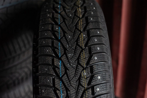 фото протектора и шины WINTERNOVA STUD III Шина ZMAX WINTERNOVA STUD III 215/60 R17 100T